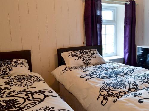 two beds sitting next to each other in a bedroom at Sewerby Cottage in Sewerby