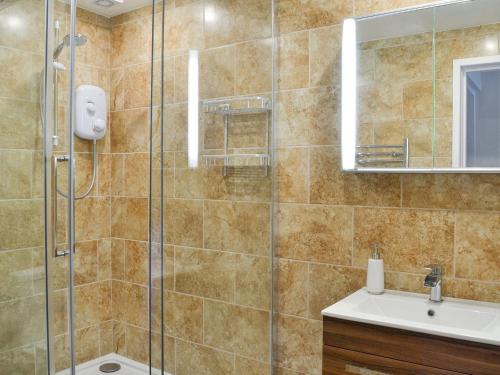 La salle de bains est pourvue d'une douche et d'un lavabo. dans l'établissement The Retreat, à Nether Wasdale