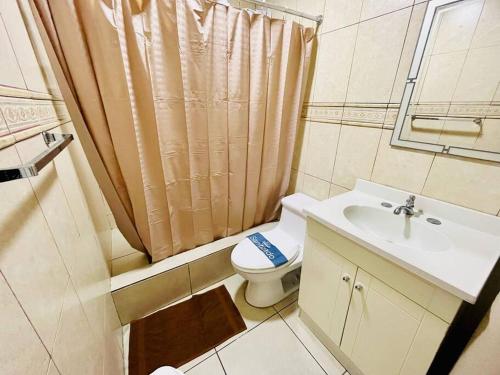 Baño pequeño con aseo y lavamanos en Suite in the exclusive area of San Marino, en Guayaquil