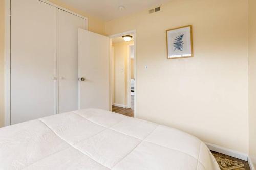 Ένα ή περισσότερα κρεβάτια σε δωμάτιο στο Georgetown Villas Nice Valley 3-4c & Creek Views!