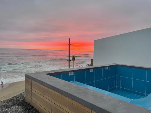 a building on the beach with a view of the ocean at Hamacas in Punta Negra