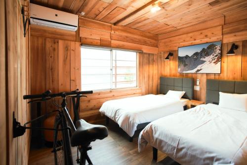 松本的住宿－島島旅館，一间设有两张床的房间,里面装有自行车