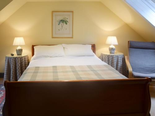 LochdonにあるBut n Benのベッドルーム1室(ベッド1台、青い椅子付)