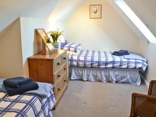1 dormitorio en el ático con 2 camas y vestidor en Blenheim Cottage-19652, en Peasmarsh