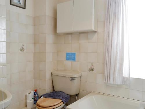 łazienka z toaletą, umywalką i wanną w obiekcie The Old Granary w mieście Newent