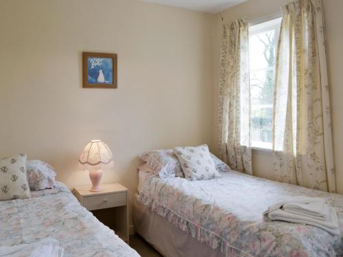 sypialnia z 2 łóżkami i oknem w obiekcie The Old Granary w mieście Newent