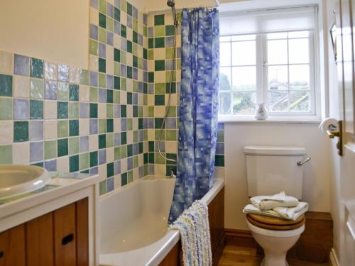 uma casa de banho com uma banheira, um WC e um lavatório. em Stowford Linhay - E3138 em Lewdown