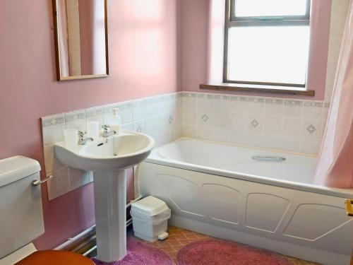 W łazience znajduje się wanna, umywalka i wanna. w obiekcie Beech Lodge w mieście Buckland Brewer