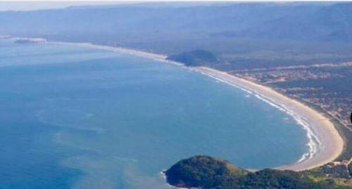 uma vista aérea de uma praia e do oceano em Cobertura Vista Para o Mar Praia Boraceia-SP Litoral Norte em Boracéia