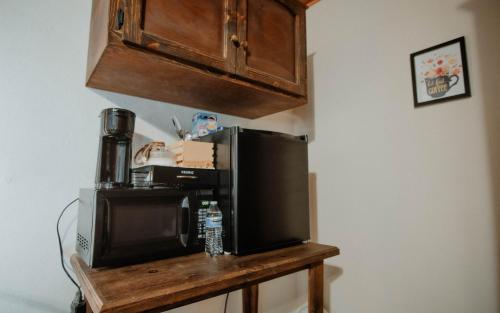 a microwave sitting on top of a wooden table at Cabaña R y A Valle de Guadalupe in Valle de Guadalupe