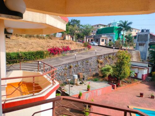 Balkón nebo terasa v ubytování The Dhanhills - a valley view hotel in panchgani