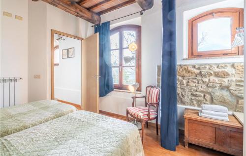 1 Schlafzimmer mit 2 Betten und einer Steinmauer in der Unterkunft Cozy Home In Montaione With Kitchen in Montaione