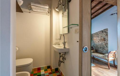 ein Bad mit einem WC und einem Waschbecken in der Unterkunft Cozy Home In Montaione With Kitchen in Montaione