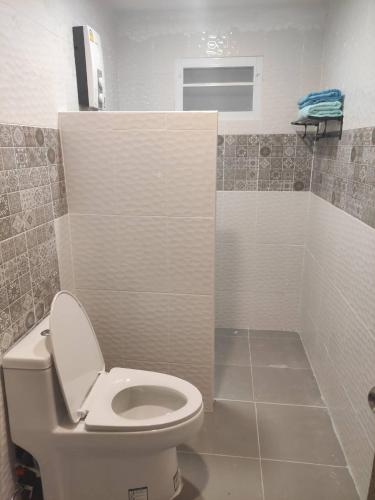 La salle de bains est pourvue d'une douche et de toilettes. dans l'établissement Home Boss, 