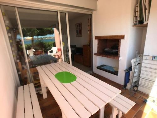 - une table en bois avec un cercle vert dans une pièce dans l'établissement T2 cabine 6 pers, piscine, parking, animaux admis - FR-1-81-467, au Barcarès