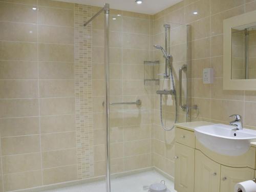 y baño con ducha y lavamanos. en The Annexe en Clacton-on-Sea