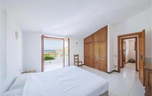 Greuli にあるUnicornoのベッドルーム(白いベッド1台、大きな窓付)