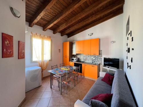 ein Wohnzimmer mit einem Sofa und einem Tisch in der Unterkunft Casa Vacanze A' Lanterna in Licata