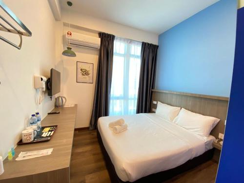 a hotel room with a bed and a window at BENUTTEN 99 HOTEL in Kampong Parit Tengah