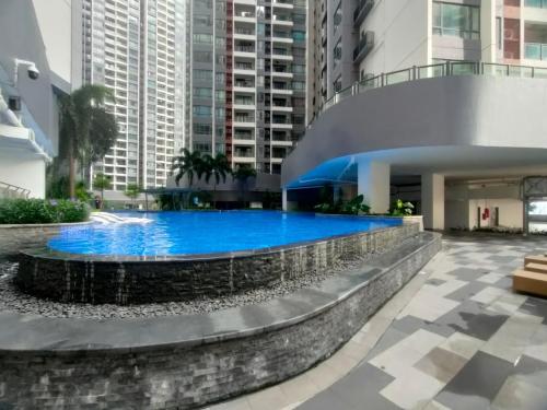 een zwembad in het midden van een gebouw bij R&F Princess Cove Seaview High Floor in Johor Bahru
