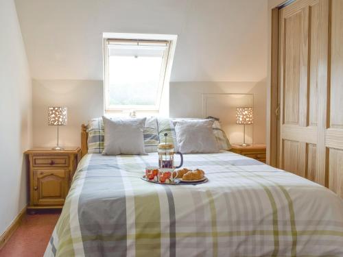 - une chambre avec un lit et un plateau de fruits dans l'établissement The Ploughmans - Uk5531, à Kepculloch