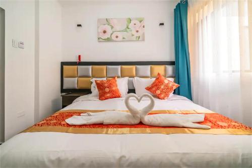 łóżko z dwoma ręcznikami w kształcie serca w obiekcie Manantial Hostal No.004 w mieście Lima