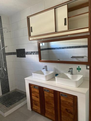 ein Badezimmer mit 2 Waschbecken und einem Spiegel in der Unterkunft Beautiful House with private pool in Mauritius in Albion