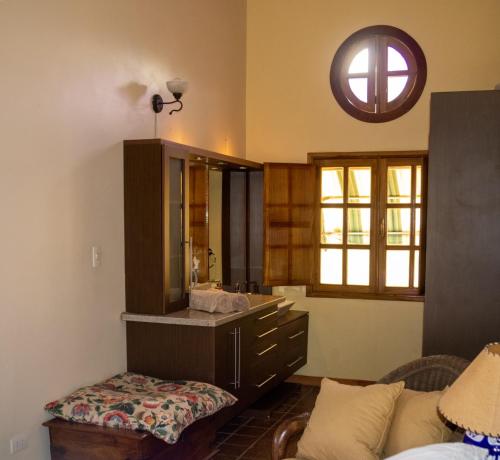 a bathroom with a sink and a mirror at Todo lo que necesitas en un solo lugar... in Pampatar