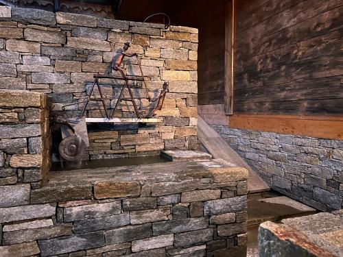 uma parede de tijolos com um cesto em cima em Lodge Jardin Secret - Propriétés Mont Amour em Montriond