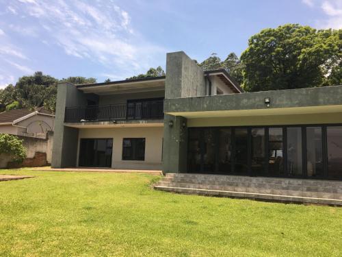 een huis met een groen gazon ervoor bij Durban luxury accommodation in Pinetown