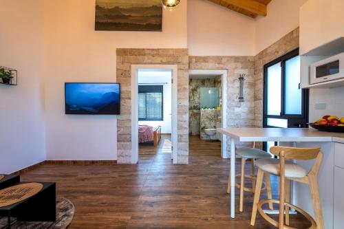 een keuken en een woonkamer met een tafel en stoelen bij מול בנטל in Ein Zivan