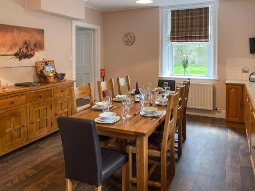 Un restaurant u otro lugar para comer en Brow Cottage - UK5512