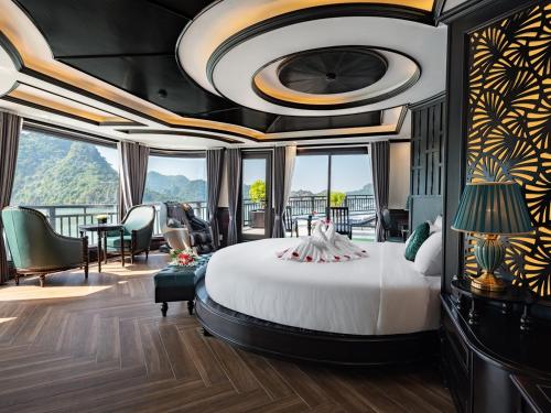 een slaapkamer met een groot bed en een groot raam bij Rita Cruise in Ha Long