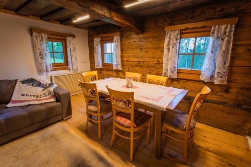 uma sala de jantar com mesa e cadeiras em Holzerjuwel - Minzlhof Ramsau am Dachstein em Ramsau am Dachstein
