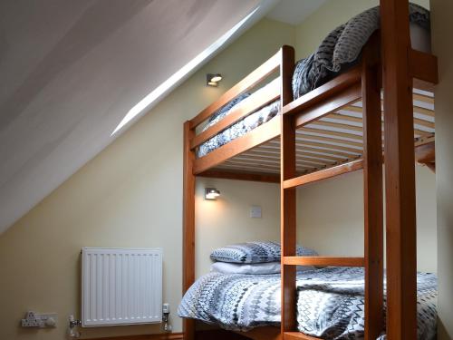 Pokój z łóżkiem piętrowym i 2 łóżkami piętrowymi w obiekcie Sea Shells w mieście Padstow