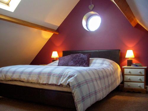 um quarto com uma cama com uma parede roxa em Peacock Barn - E5479 em Martin
