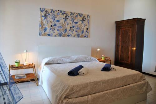 um quarto com uma cama com um urso de peluche em Sea view appartment for 6 person em Gaeta
