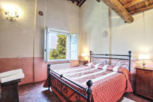 - une chambre avec un lit et une fenêtre dans l'établissement Foresteria Il Giardino di Fontarronco, à Alberoro