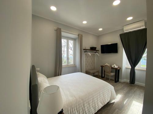 sypialnia z łóżkiem, biurkiem i telewizorem w obiekcie Casaletto's Suites w mieście Riano