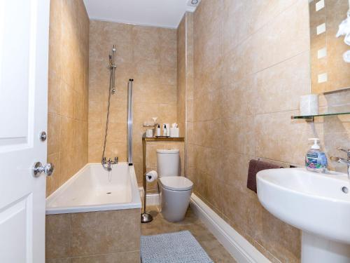 La salle de bains est pourvue de toilettes, d'une baignoire et d'un lavabo. dans l'établissement Sea Glimpse, à Whitby