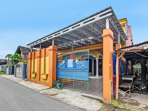 un edificio con una puerta al lado de una calle en OYO 92123 Chikam House Syariah, en Kediri