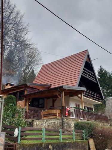 VILLA KORANA في Barilović: منزل خشبي كبير بسقف احمر