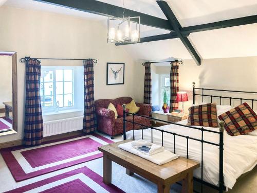 uma sala de estar com uma cama e uma mesa em Forge View Cottage em Thornton Dale