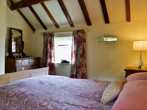Кровать или кровати в номере Brook Cottage