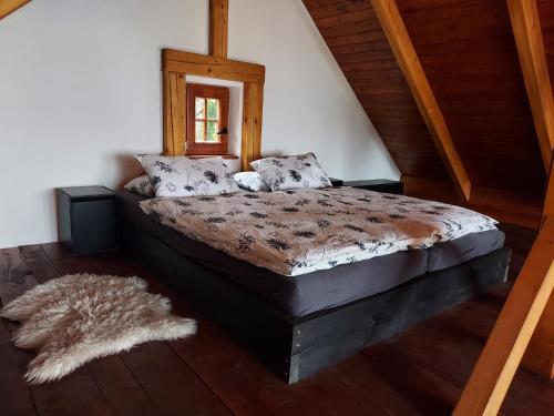um quarto com uma cama com um tapete peludo em Hiška oddiha - Rest house em Sromlje