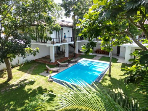 een luchtzicht op de achtertuin van een huis met een zwembad bij Villa Fauna in Ahangama