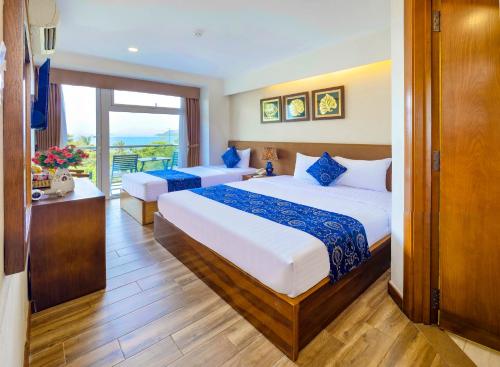Cette chambre dispose de deux lits et d'un balcon. dans l'établissement Saphia Hotel Nha Trang, à Nha Trang