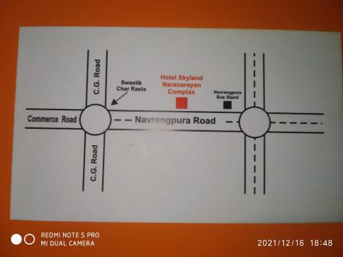 ein Blockdiagramm einer Straße mit einem Diagramm der Reaktorrichtung in der Unterkunft Hotel Skyland in Ahmedabad