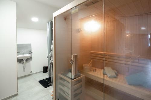 y baño con ducha y lavamanos. en House on Danube with Sauna - Happy Rentals en Opatovac