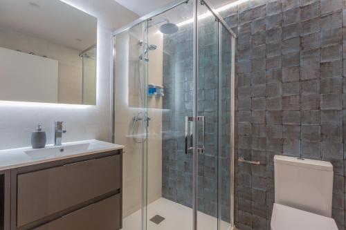a bathroom with a shower and a toilet and a sink at Apartamento Cetti Meriem in Granada